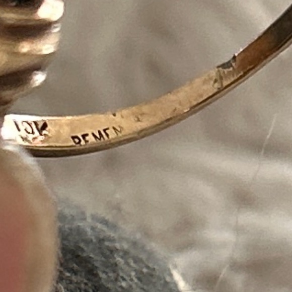 Vintage emerald 10k solid gold Ring - Picture 2 of 6